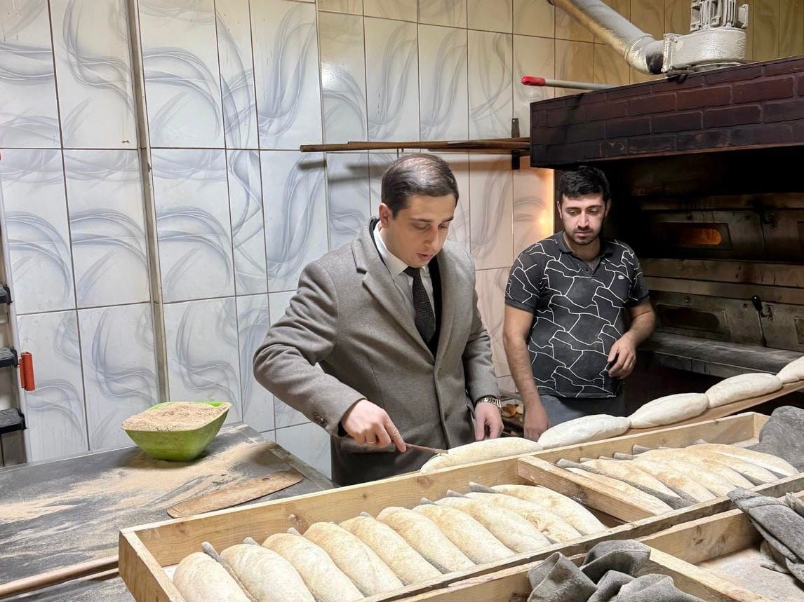 KAYMAKAM BAŞAR FIRINDA EKMEK PİŞİRİP, ÇAY OCAĞINDA KAHVE HAZIRLADI