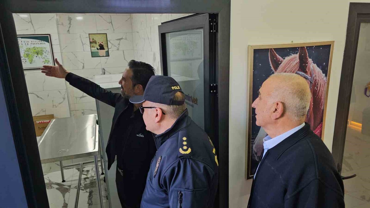 KAYMAKAM KAN VE BAŞKAN TETİK, VETERİNER KLİNİĞİ AÇILIŞINA KATILDI