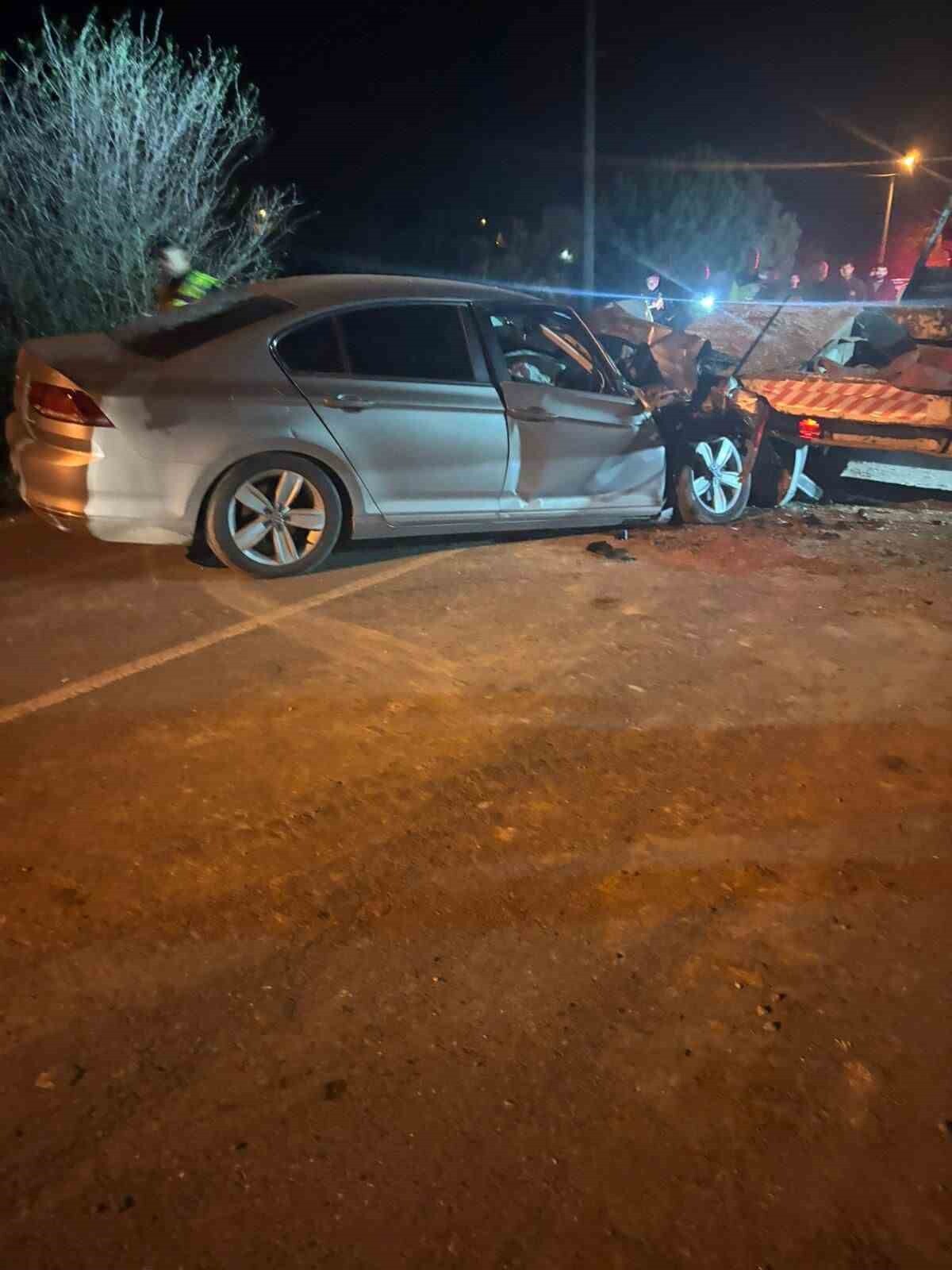 KAYNARCA İLÇESİNDE ÇEKİCİYE ÇARPAN OTOMOBİLİN SÜRÜCÜSÜ YARALANDI.