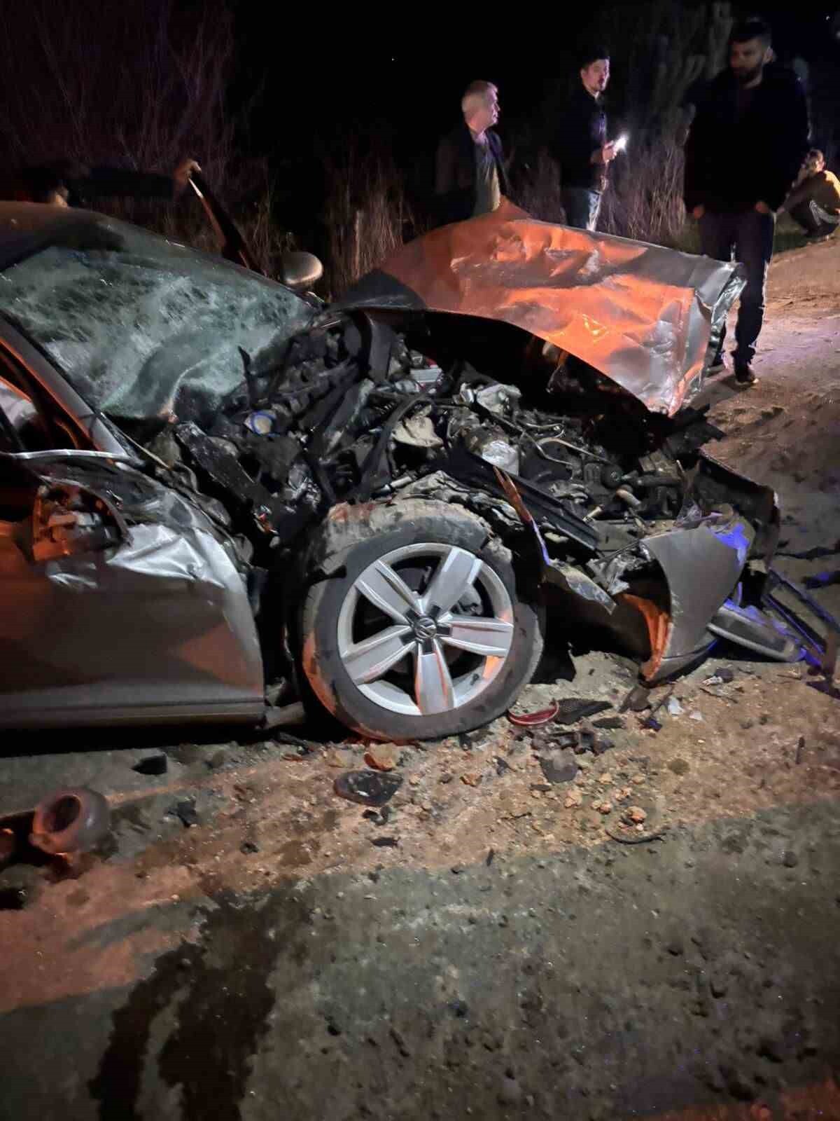 KAYNARCA İLÇESİNDE ÇEKİCİYE ÇARPAN OTOMOBİLİN SÜRÜCÜSÜ YARALANDI.