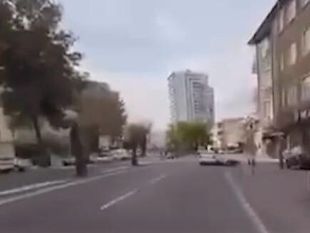 KAYSERİ'DE DÜZ YOLDA İLERLEYEN MOTOSİKLET SÜRÜCÜSÜNÜ, HATALI ŞERİT DEĞİŞTİREREK DÜŞÜREN OTOMOBİL...