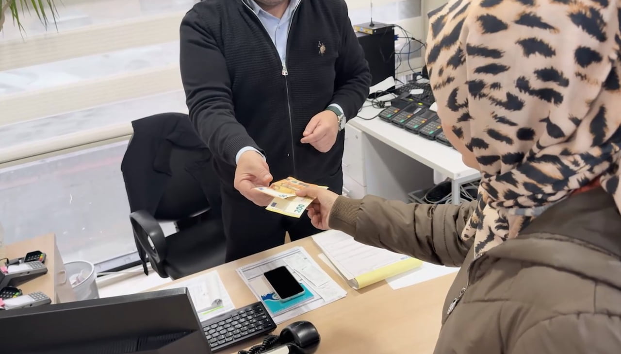 KAYSERİ'DE KART 38 SATIŞ VE DOLUM NOKTASI'NDA İŞLEM YAPTIRIRKEN DÖVİZ DÜŞÜREN VATANDAŞA UZUN...