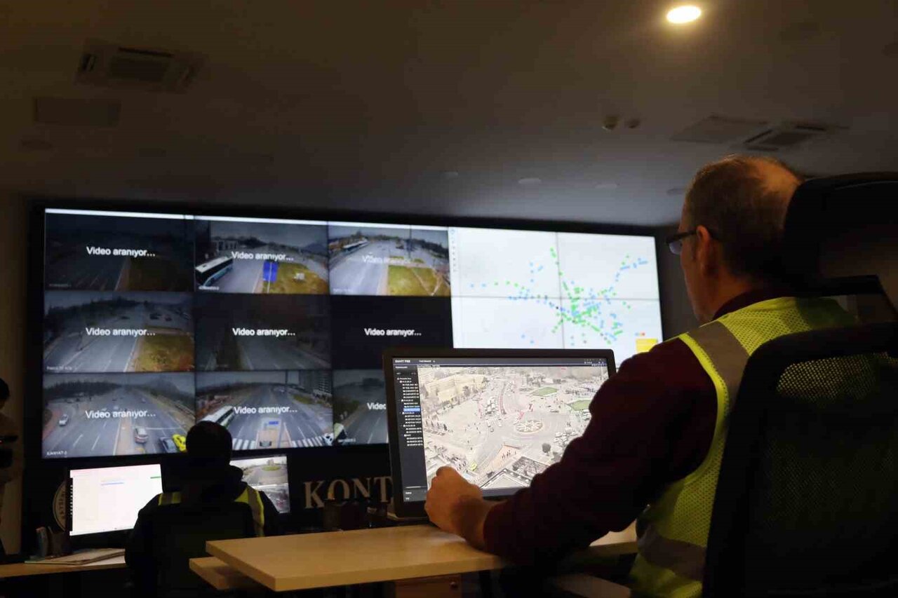 KAYSERİ'DE KENTİN FARKLI KAVŞAKLARINA YERLEŞTİRİLEN 370 KAMERA İLE VATANDAŞLARIN ULAŞIMINI...