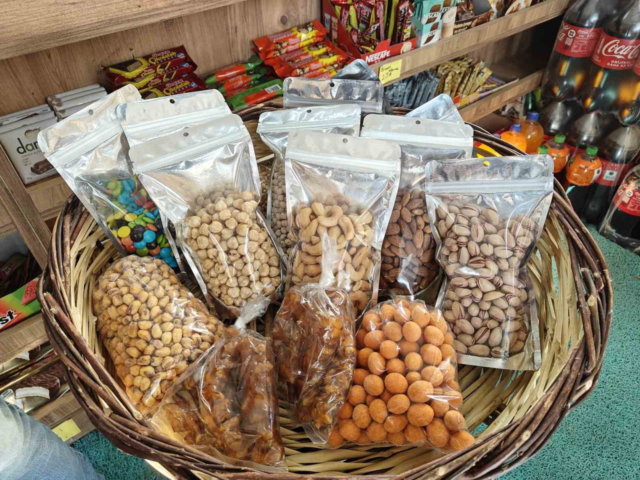 KAYSERİ'DE KURUYEMİŞTE YILBAŞI İNDİRİMLERİ YAŞANIYOR.