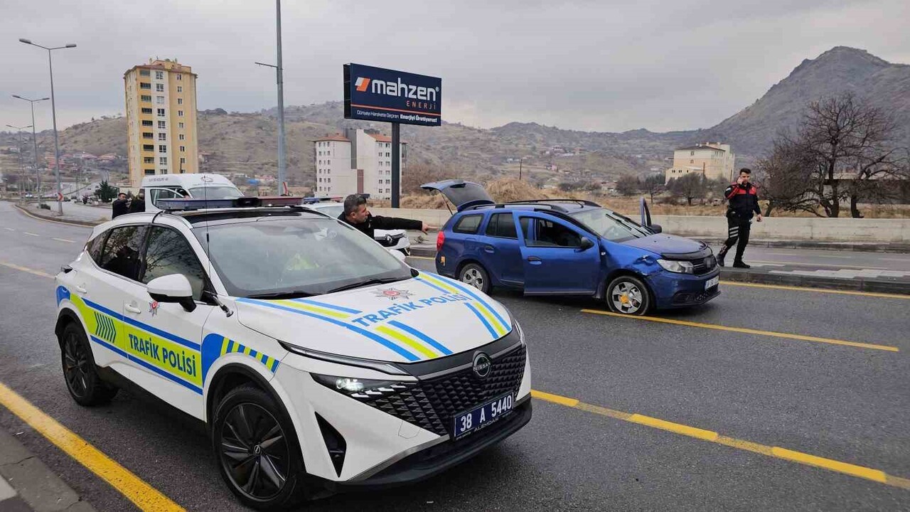 KAYSERİ'DE POLİSİN 'DUR' İHTARINA UYMAYARAK KAÇAN VE KAÇARKEN 3 POLİS ARACINA ÇARPARAK ZARAR VEREN...