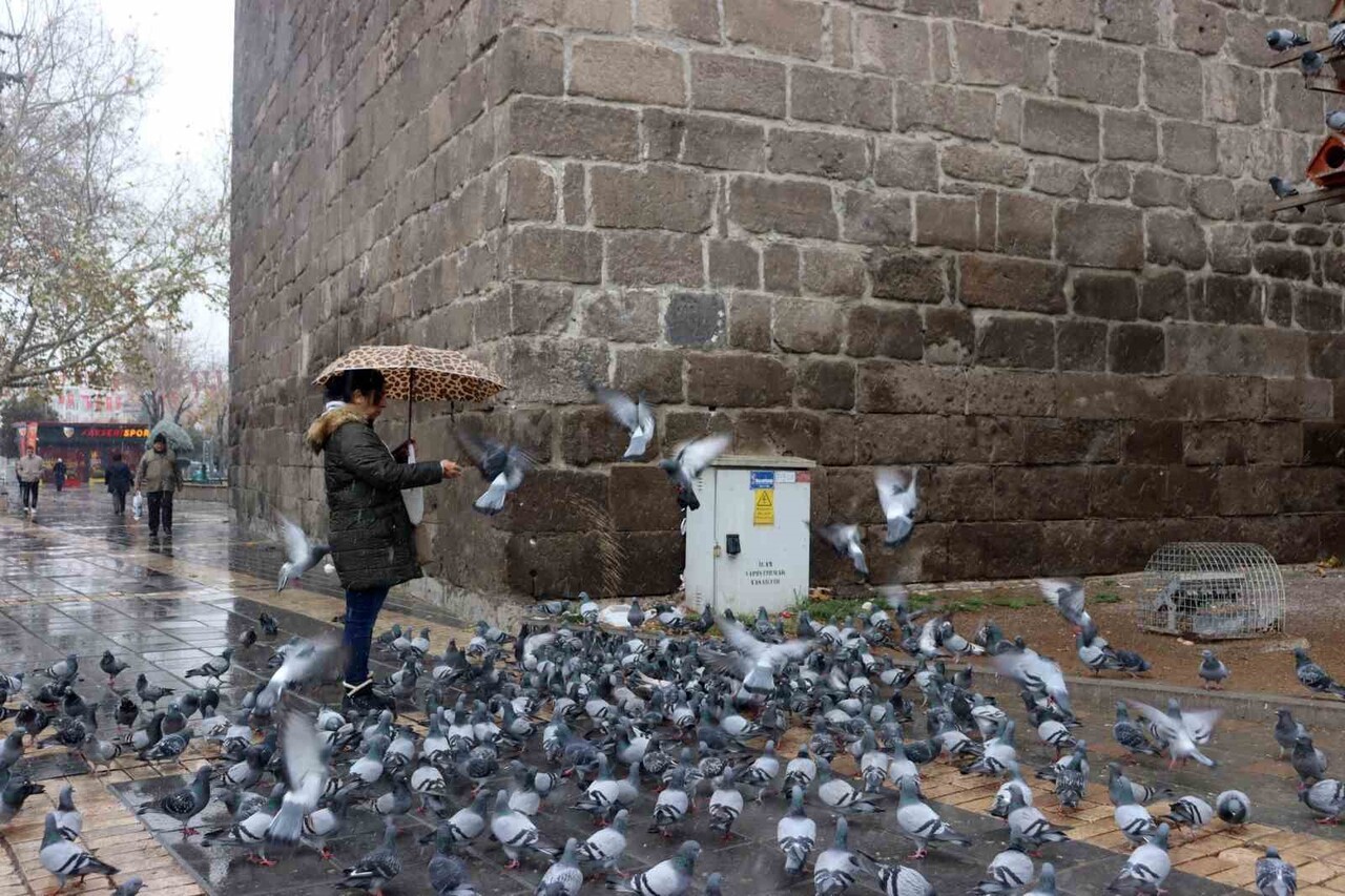 KAYSERİ'DE SABAH SAATLERİNDEN İTİBAREN ETKİLİ OLAN KAR YAĞIŞI GÜZEL GÖRÜNTÜLER...