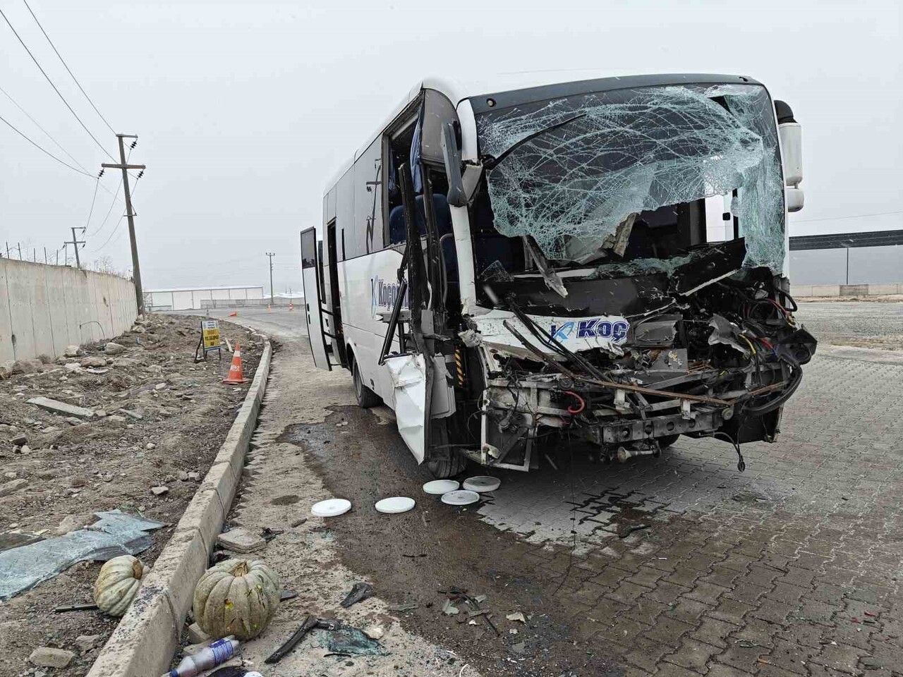 KAYSERİ'NİN İNCESU İLÇESİNDE İŞÇİ SERVİSİNİN PARK HALİNDEKİ TIR DORSESİNE ÇARPMASI SONUCU 22 KİŞİ...