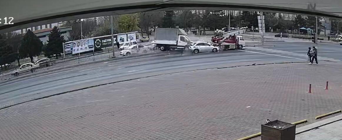 KAYSERİ'NİN KOCASİNAN İLÇESİNDE KIRMIZI IŞIKTA DURAMAYAN KAMYONETİN NEDEN OLDUĞU VE 1'İ AĞIR 3...