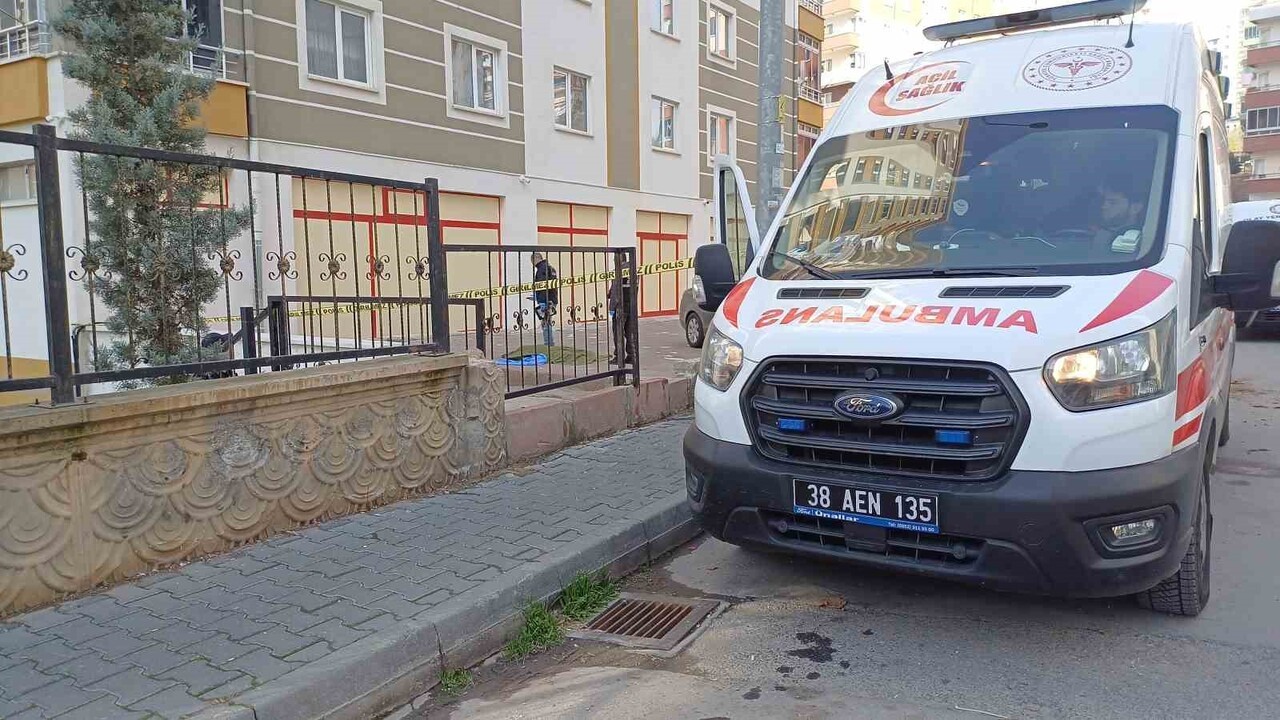 KAYSERİ'NİN TALAS İLÇESİNDE 8. KATTAN DÜŞEN KADIN HAYATINI KAYBETTİ.