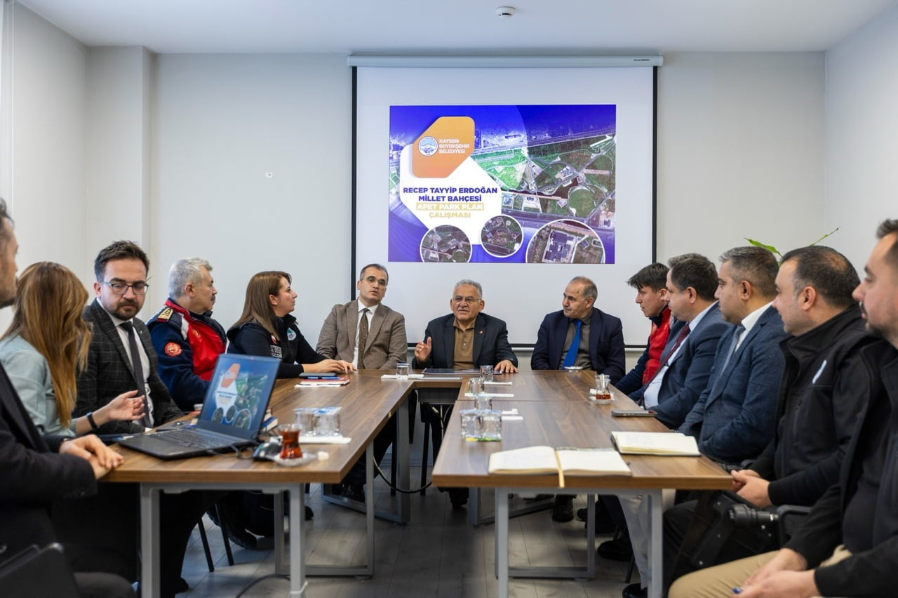 KAYSERİ BÜYÜKŞEHİR BELEDİYE BAŞKANI DR. MEMDUH BÜYÜKKILIÇ, 5 BİN METREKARE ÜZERİ PARKLARIN OLMASI...