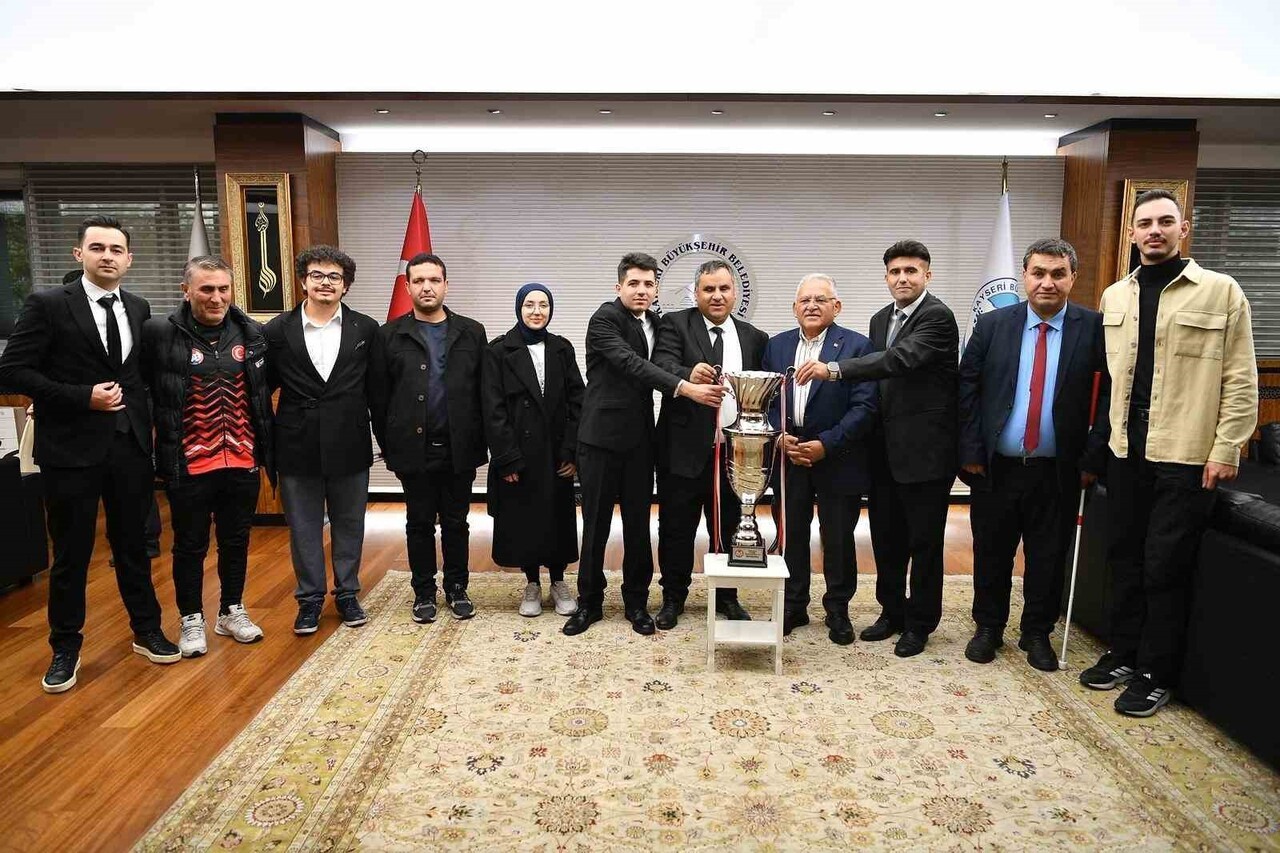 KAYSERİ BÜYÜKŞEHİR BELEDİYE BAŞKANI DR. MEMDUH BÜYÜKKILIÇ, SESİ GÖRENLER 1. LİGİ’NDE ŞAMPİYONLUĞA...