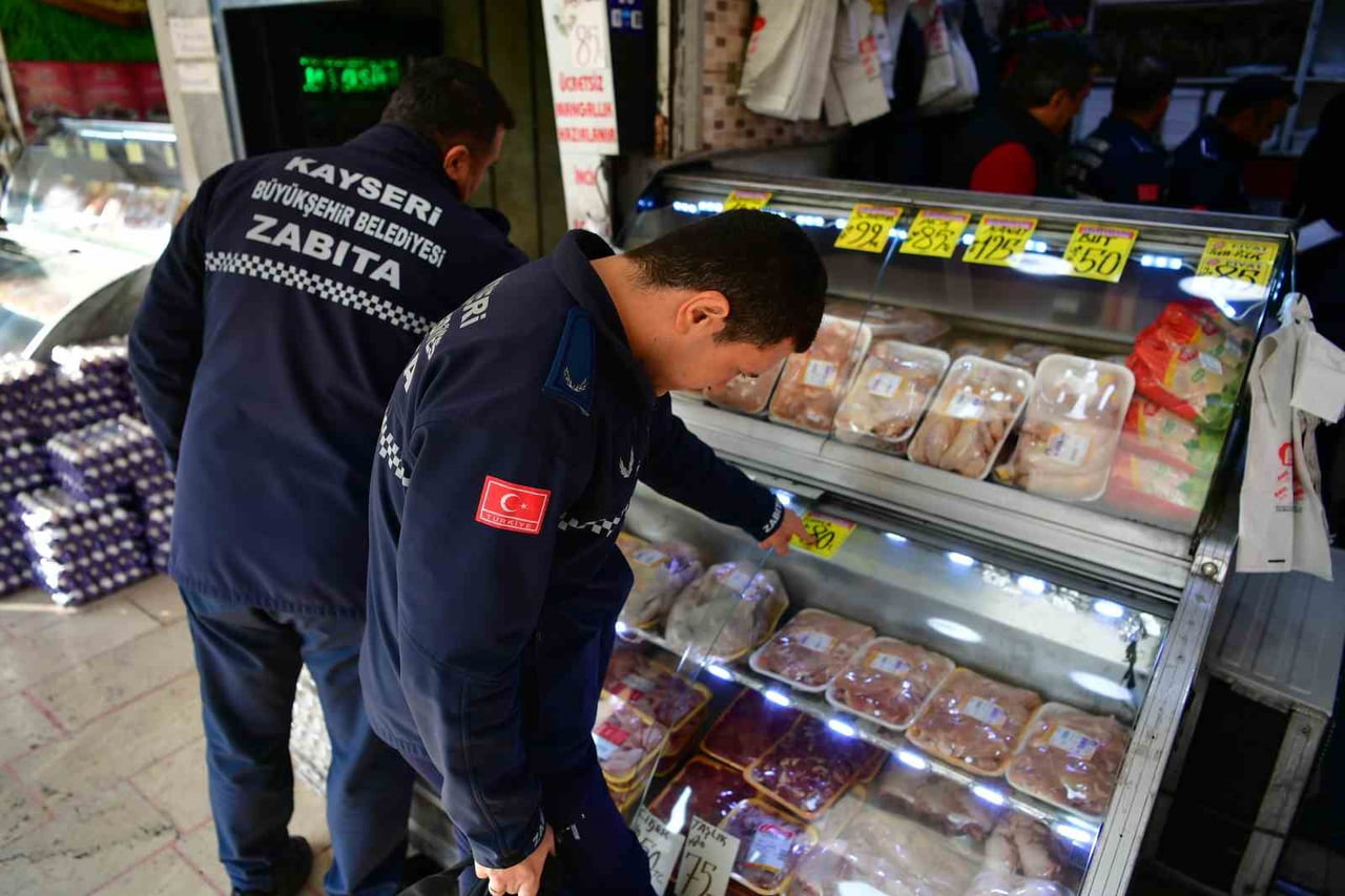 KAYSERİ BÜYÜKŞEHİR BELEDİYESİ ZABITA DAİRE BAŞKANLIĞI EKİPLERİ TARAFINDAN, CUMHURİYET MEYDANI...