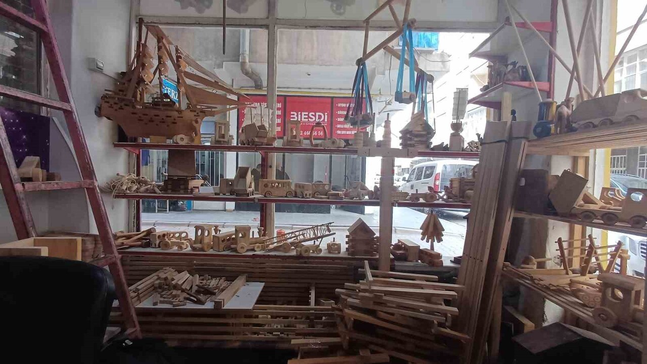 KAYSERİ’DE AHŞAP OYMACILIĞI YAPARAK ÜRETTİĞİ OYUNCAKLARLA ÇOCUKLARI SEVİNDİREN MEHMET CAN...
