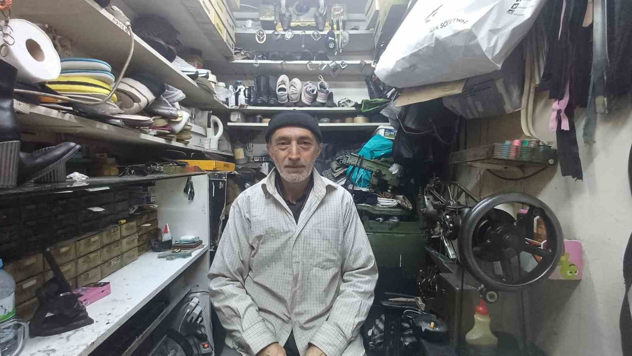 KAYSERİ’DE AYAKKABI TAMİRCİLİĞİ YAPAN MEHMET UZBOYALI, KIŞIN GİYİLECEK AYAKKABI VE AYAKLARIN NASIL...