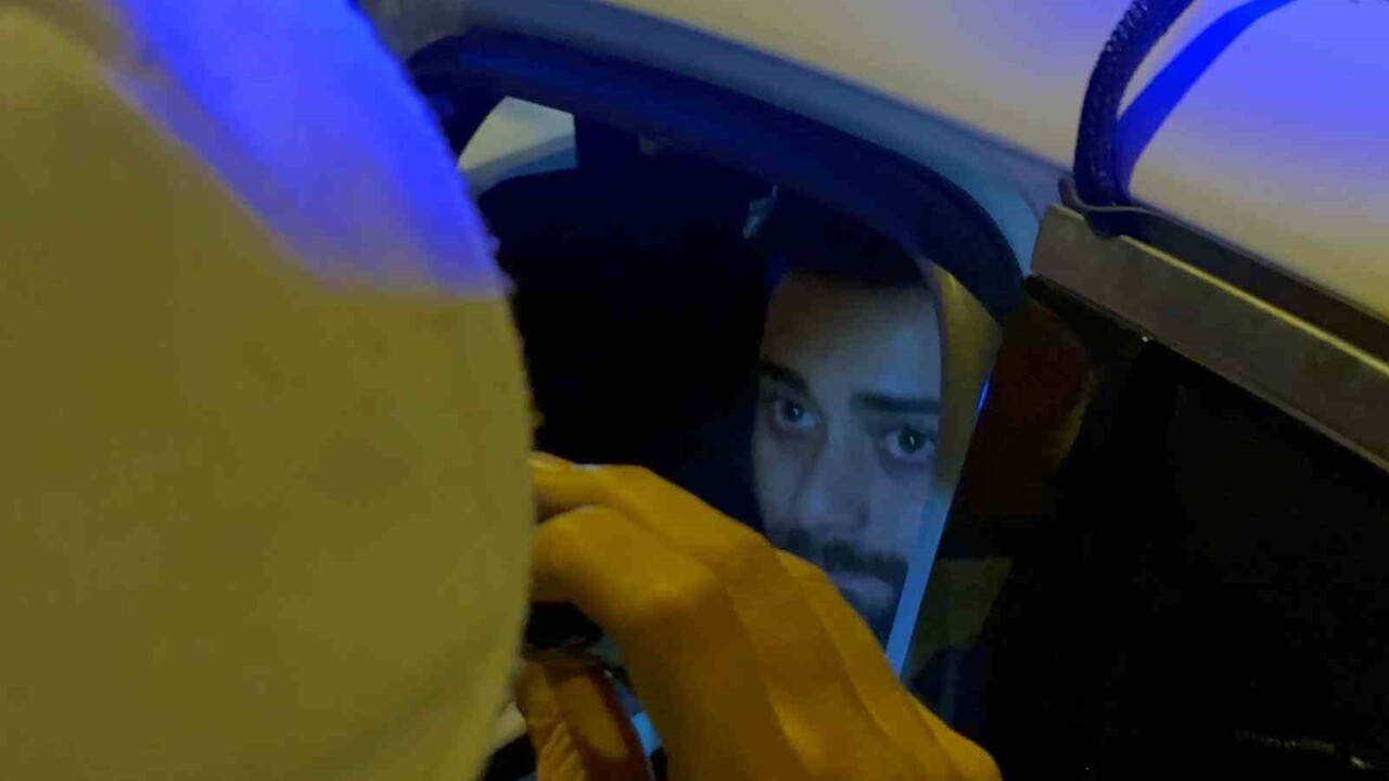 KAYSERİ’DE POLİS EKİPLERİNİN ‘DUR’ İHTARINA UYMAYARAK, ÖNCE ARAÇLA DAHA SONRA DA YAYA OLARAK KAÇAN...