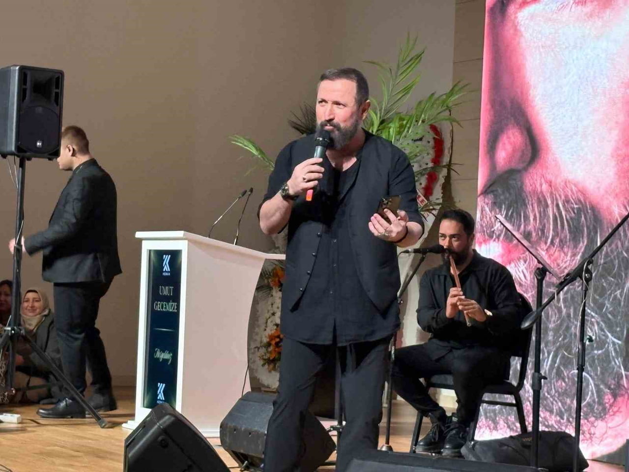KAYSERİ’DE SAHNE ALAN  RADYO PROGRAMCISI VE YAZAR TALHA BORA ÖGE DÜZENLEDİĞİ KONSERDE SEVENLERİYLE...