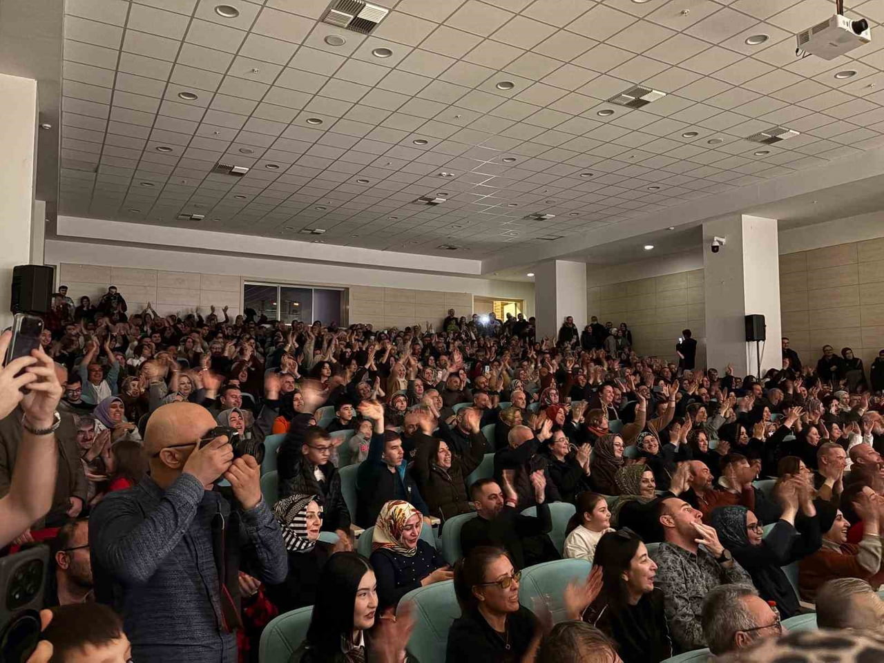 KAYSERİ’DE SAHNE ALAN  RADYO PROGRAMCISI VE YAZAR TALHA BORA ÖGE DÜZENLEDİĞİ KONSERDE SEVENLERİYLE...