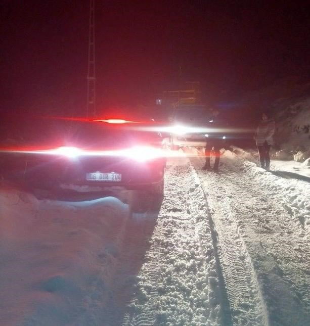 KAYSERİ’NİN HACILAR İLÇESİNDE BAĞ EVİNE GİTMEK İÇİN YOLA ÇIKAN 2 KİŞİ, YOLDA MAHSUR KALDI. POLİS...