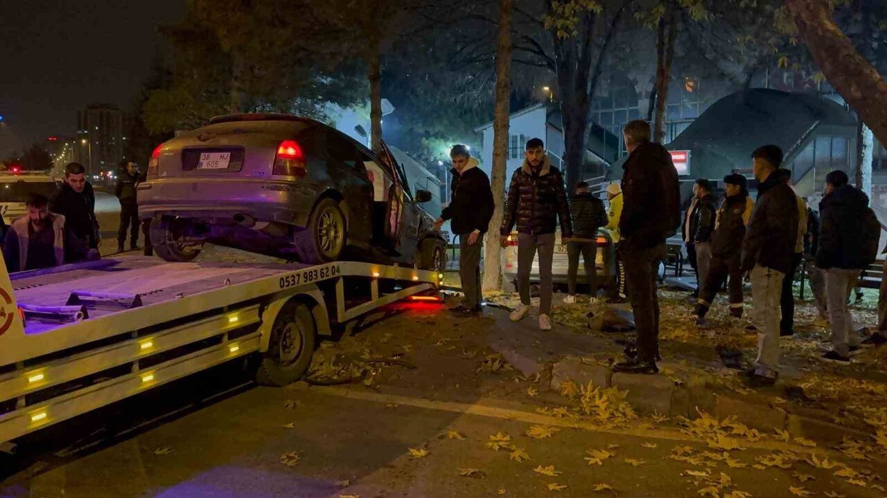 KAYSERİ’NİN KOCASİNAN İLÇESİNDE ÇARPIŞAN 2 OTOMOBİL SAVRULARAK, CAMİ BAHÇESİNE GİRDİ. KAZADA...