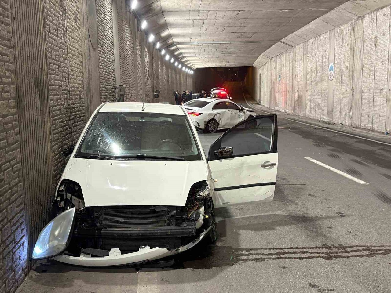 KAYSERİ’NİN MELİKGAZİ İLÇESİNDE ALKOLLÜ SÜRÜCÜNÜN KARIŞTIĞI KAZADA LÜKS OTOMOBİL PERT OLURKEN...