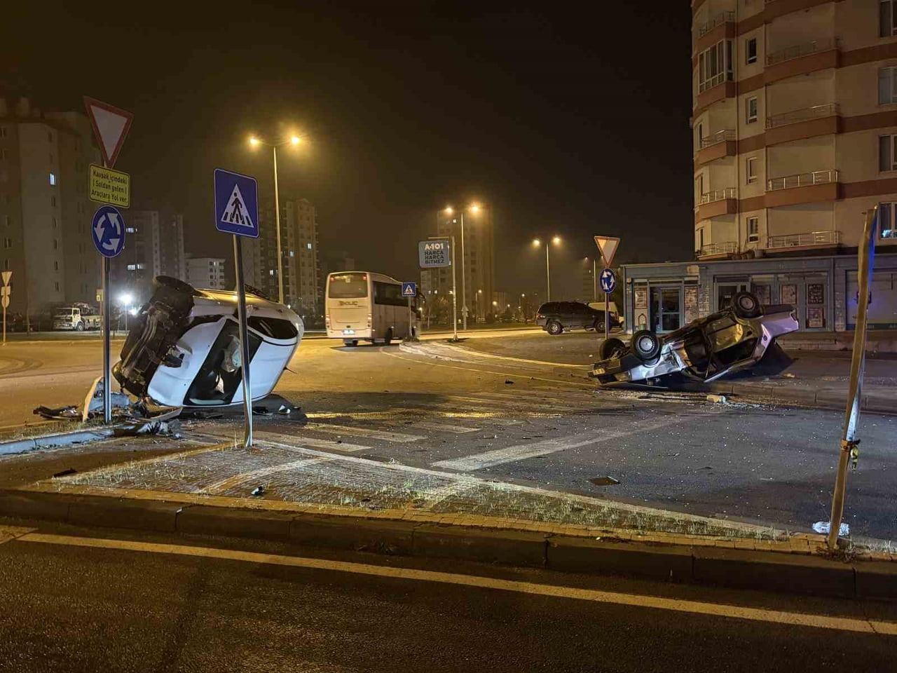 KAYSERİ’NİN MELİKGAZİ İLÇESİNDE KAVŞAKTA MEYDANA GELEN TRAFİK KAZASINDA, OTOMOBİLLERDEN BİRİ YAN...