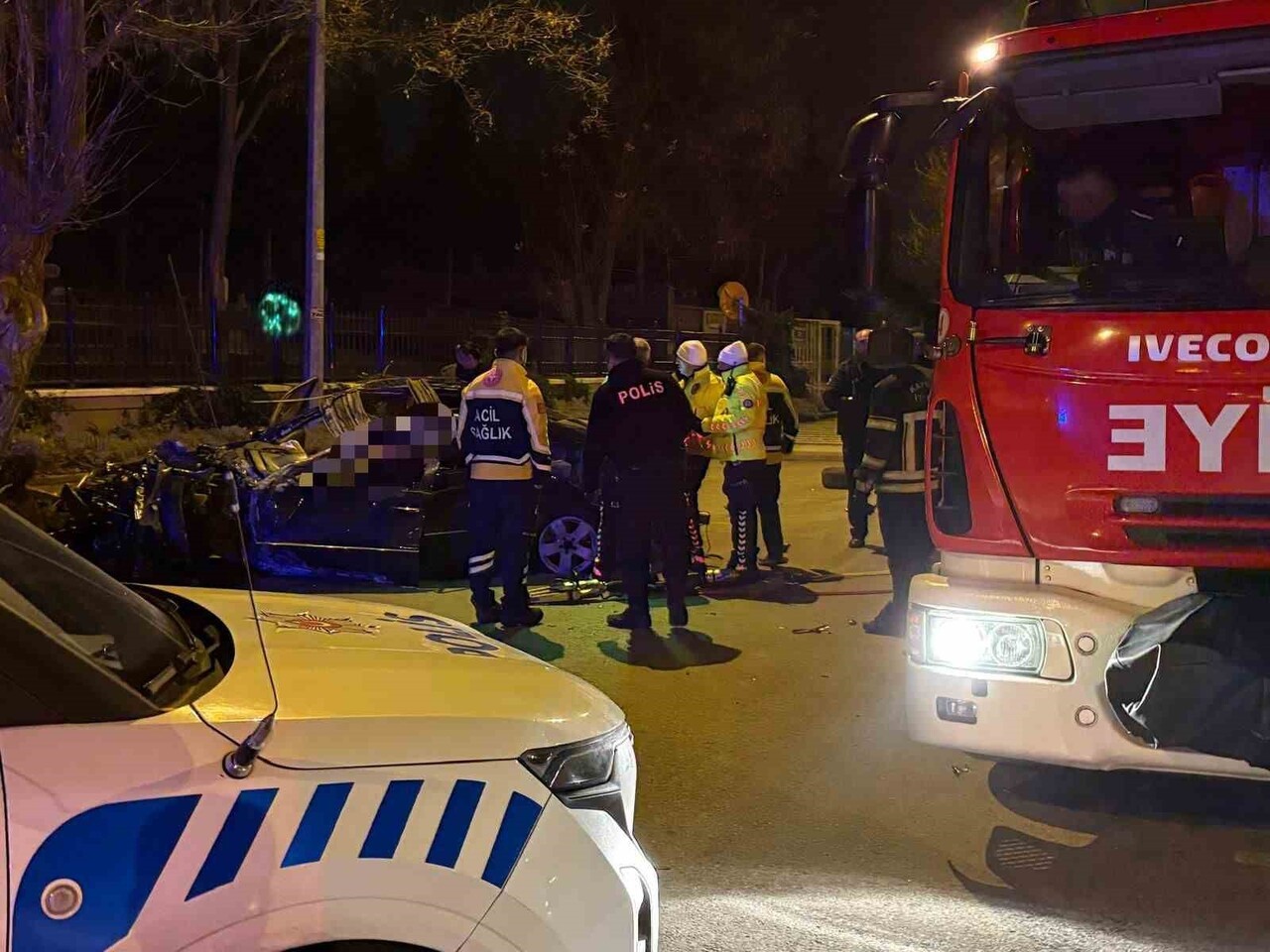 KAYSERİ’NİN MELİKGAZİ İLÇESİNDE SÜRÜCÜSÜNÜN DİREKSİYON HAKİMİYETİNİ KAYBETTİĞİ OTOMOBİL, KALDIRIMA...