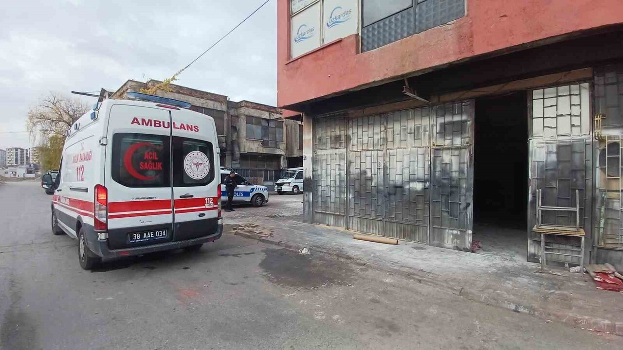 KAYSERİ’NİN MELİKGAZİ İLÇESİNDE TİNERLE SOBAYI YAKMAYA ÇALIŞAN BİR KİŞİ YANLIŞLIKLA KENDİNİ...