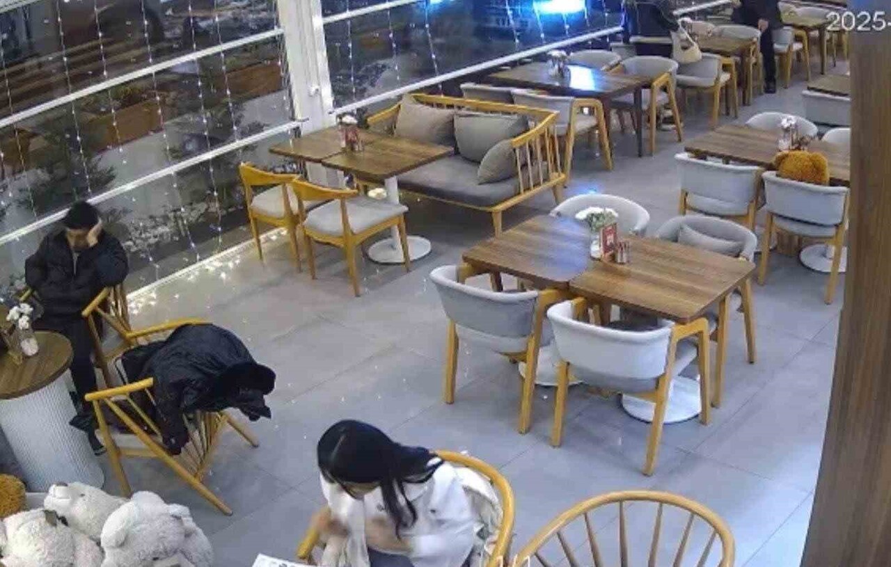 KAYSERİ’NİN TALAS İLÇESİNDE SÜRÜCÜSÜNÜN DİREKSİYON HAKİMİYETİNİ KAYBETTİĞİ OTOMOBİL KAFETERYAYA...