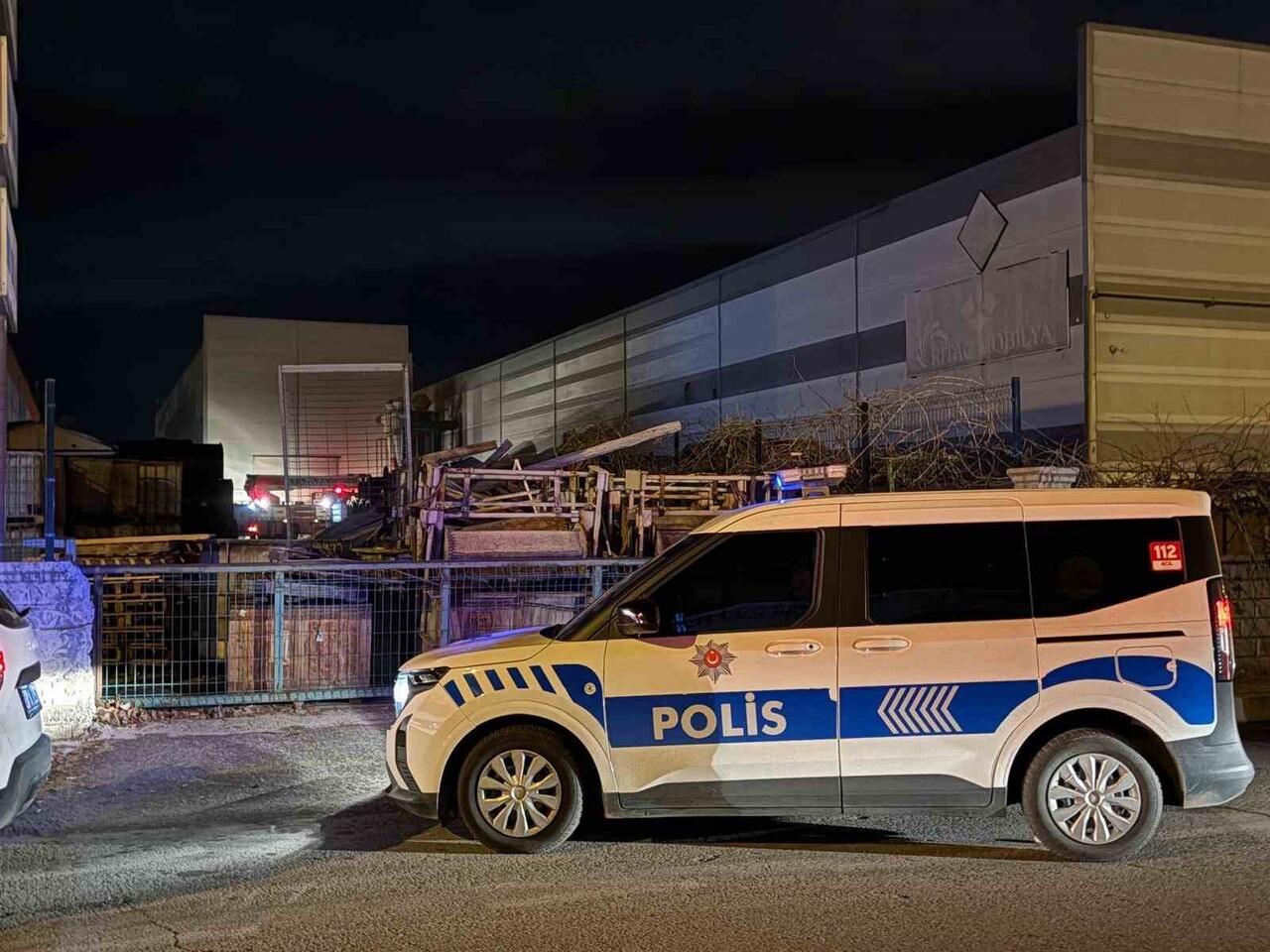 KAYSERİ ORGANİZE SANAYİ BÖLGESİ'NDE (OSB) BİR MOBİLYA FABRİKASININ BAHÇESİNDE ÇIKAN YANGIN HANGARA...