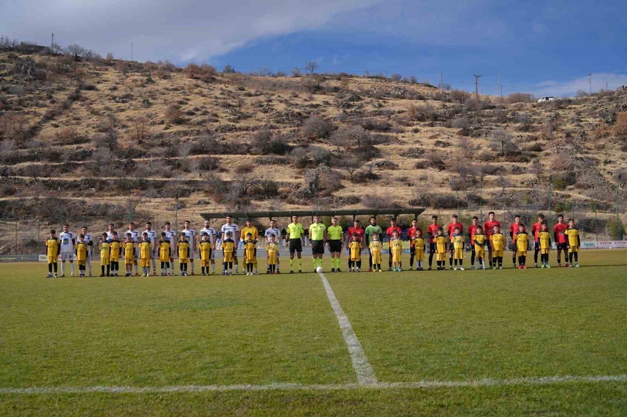 KAYSERİ ŞEKER MUSTAFA KILIÇ SÜPER AMATÖR KÜME EKİPLERİNDEN HACILAR ERCİYESSPOR, SAHASINDA OYNADIĞI...