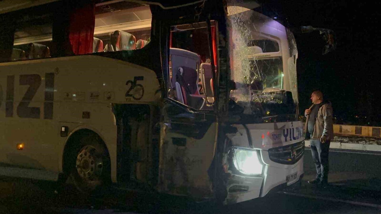 KAYSERİ-SİVAS KARAYOLU’NDA YOLCU OTOBÜSÜYLE TIR ÇARPIŞTI. KAZAYA MÜDAHALE ETMEK İSTEYEN JANDARMA...