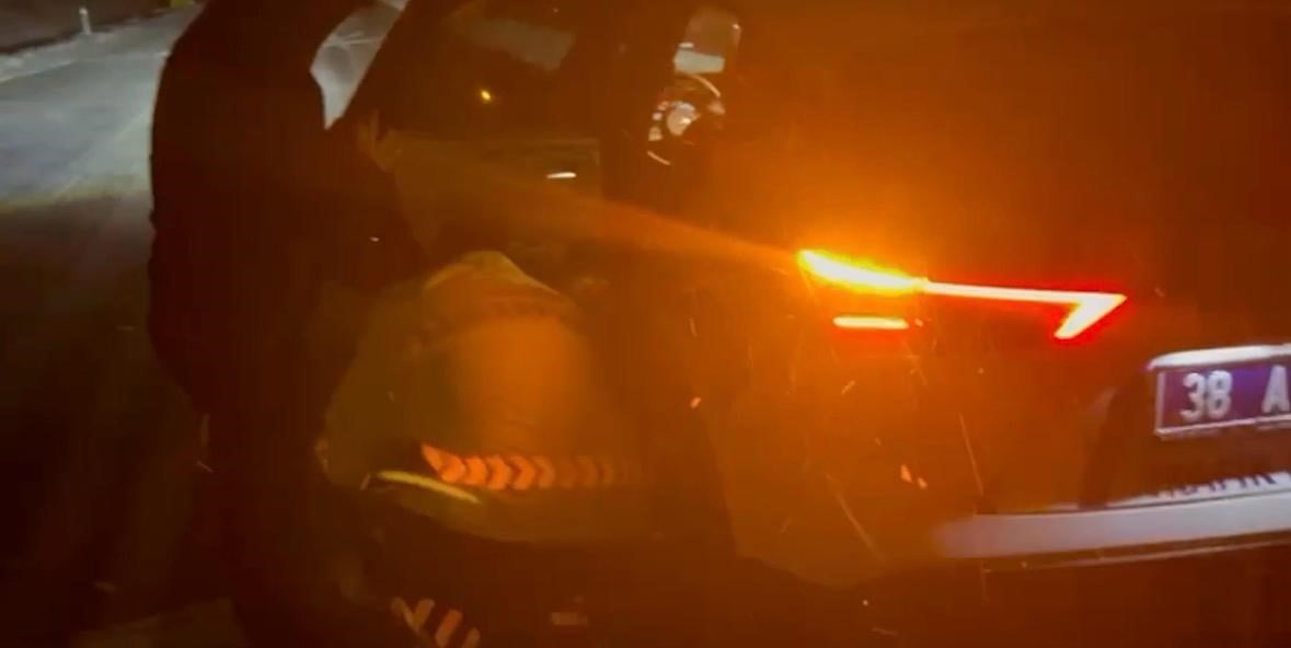 KAYSERİNİN HACILAR İLÇESİNDE YOLDAN ÇIKARAK, KARA SAPLANAN OTOMOBİL VE OTOMOBİLDE BULUNAN 3 KİŞİ...