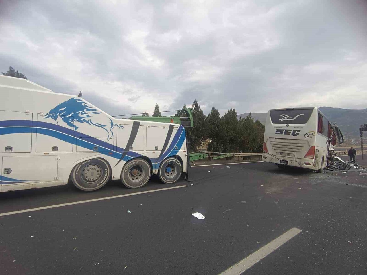 KAZADA KAPANAN E-90 OTOYOLU, ARAÇLARIN ÇEKİLMESİYLE TRAFİĞE AÇILDI