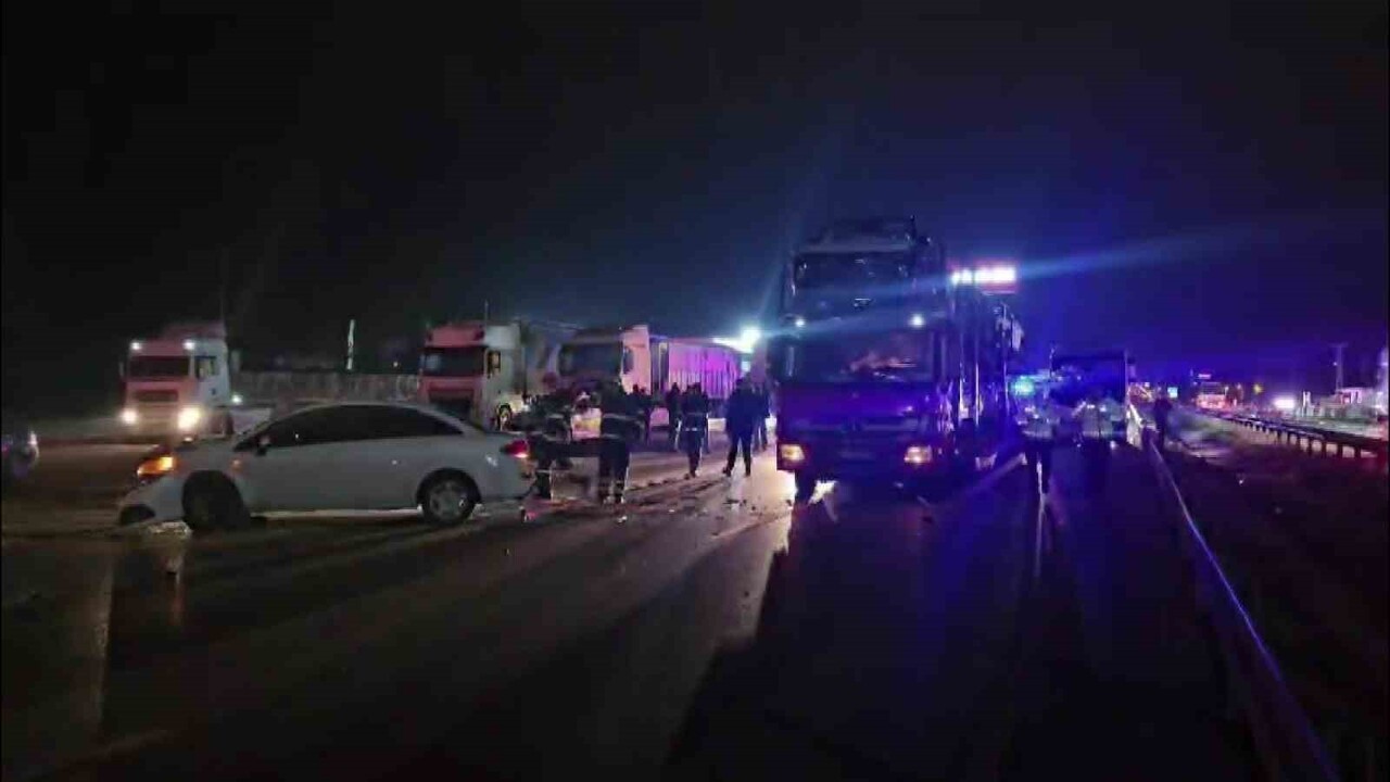 KAZAYA BİR OTOMOBİL, YENİ ARAÇLARI TAŞIYAN TIR VE İÇİNDE MAHKUMLARIN BULUNDUĞU MİDİBÜS...