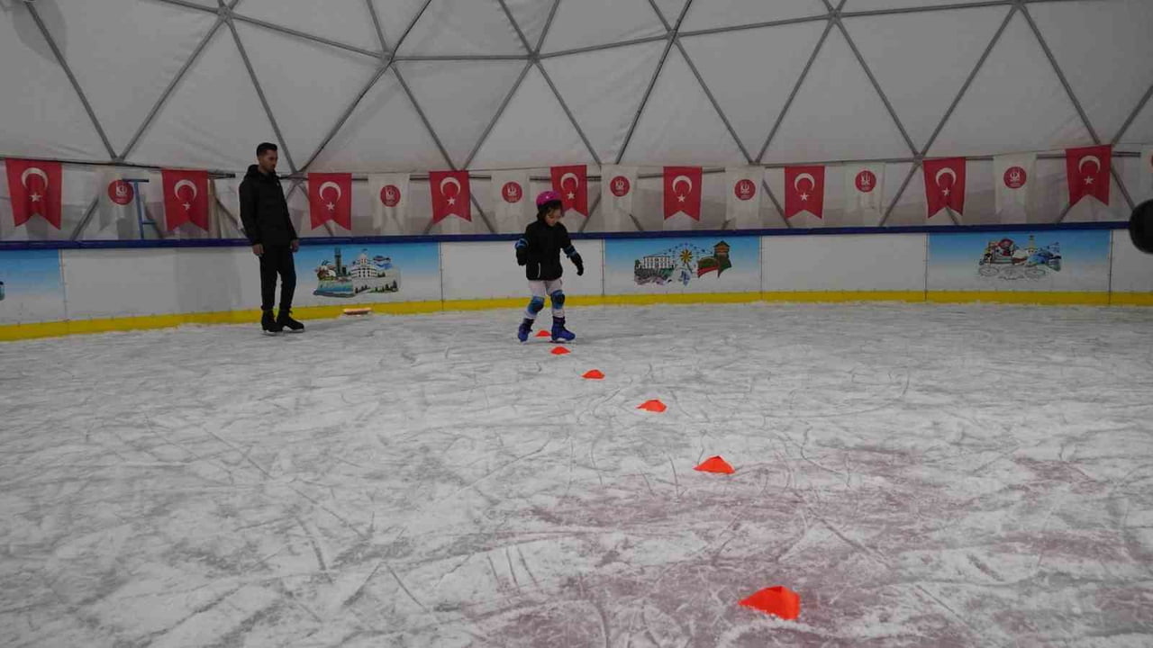 KEÇİÖREN BELEDİYESİ’NE AİT ÜCRETSİZ BUZ PATENİ PİSTİ VATANDAŞLAR TARAFINDAN YOĞUN İLGİ...
