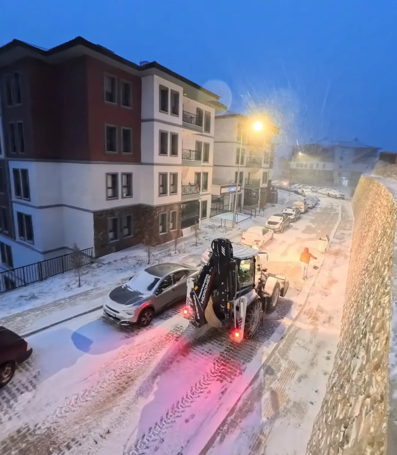 KEMALİYE’DE KARLA MÜCADELE ÇALIŞMALARI ARALIKSIZ SÜRÜYOR