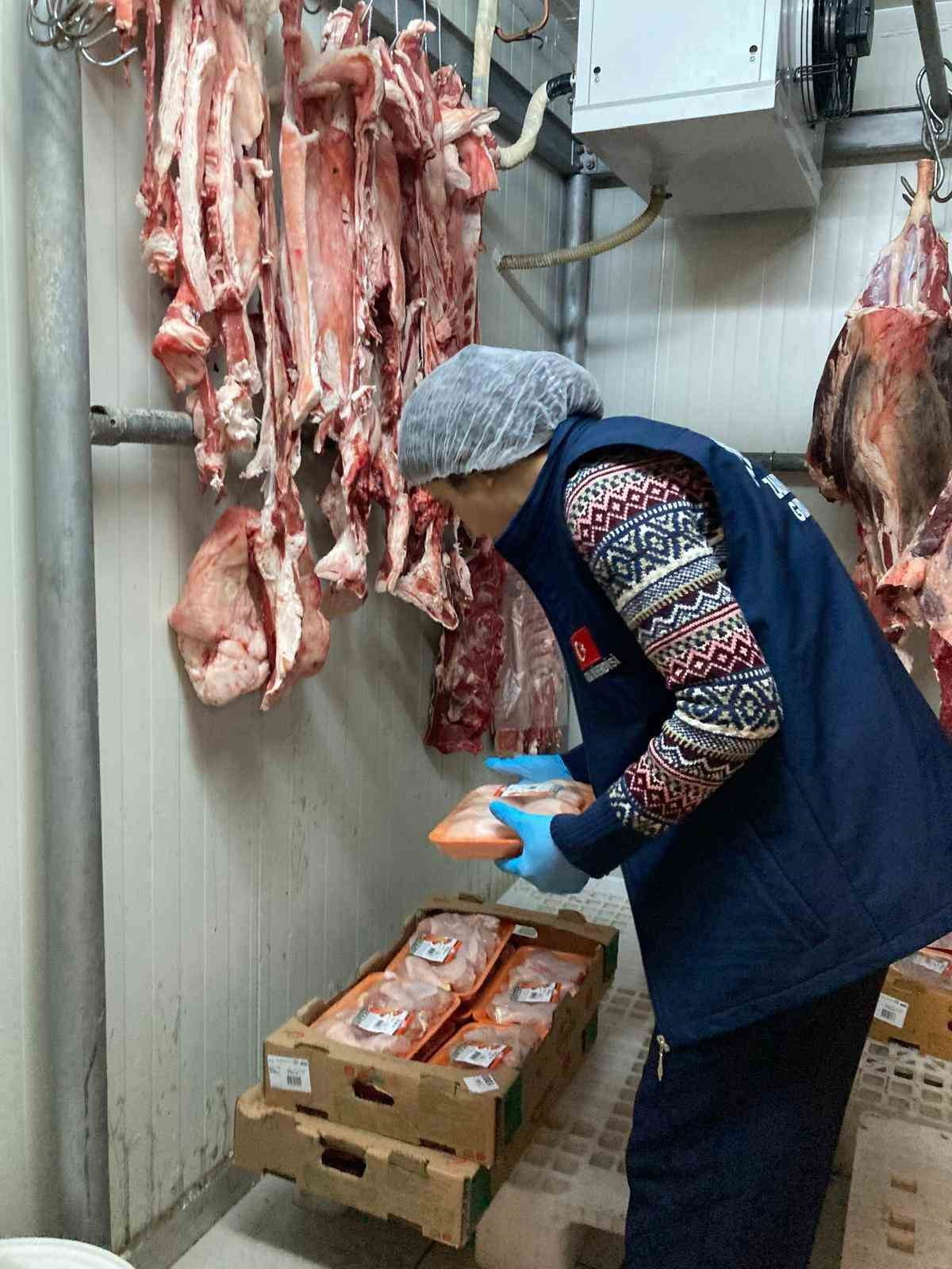 KEMER'DE YENİ YIL HAZIRLIKLARI ÖNCESİ ZABITA EKİPLERİ DENETİMLERİ SÜRDÜRÜYOR.