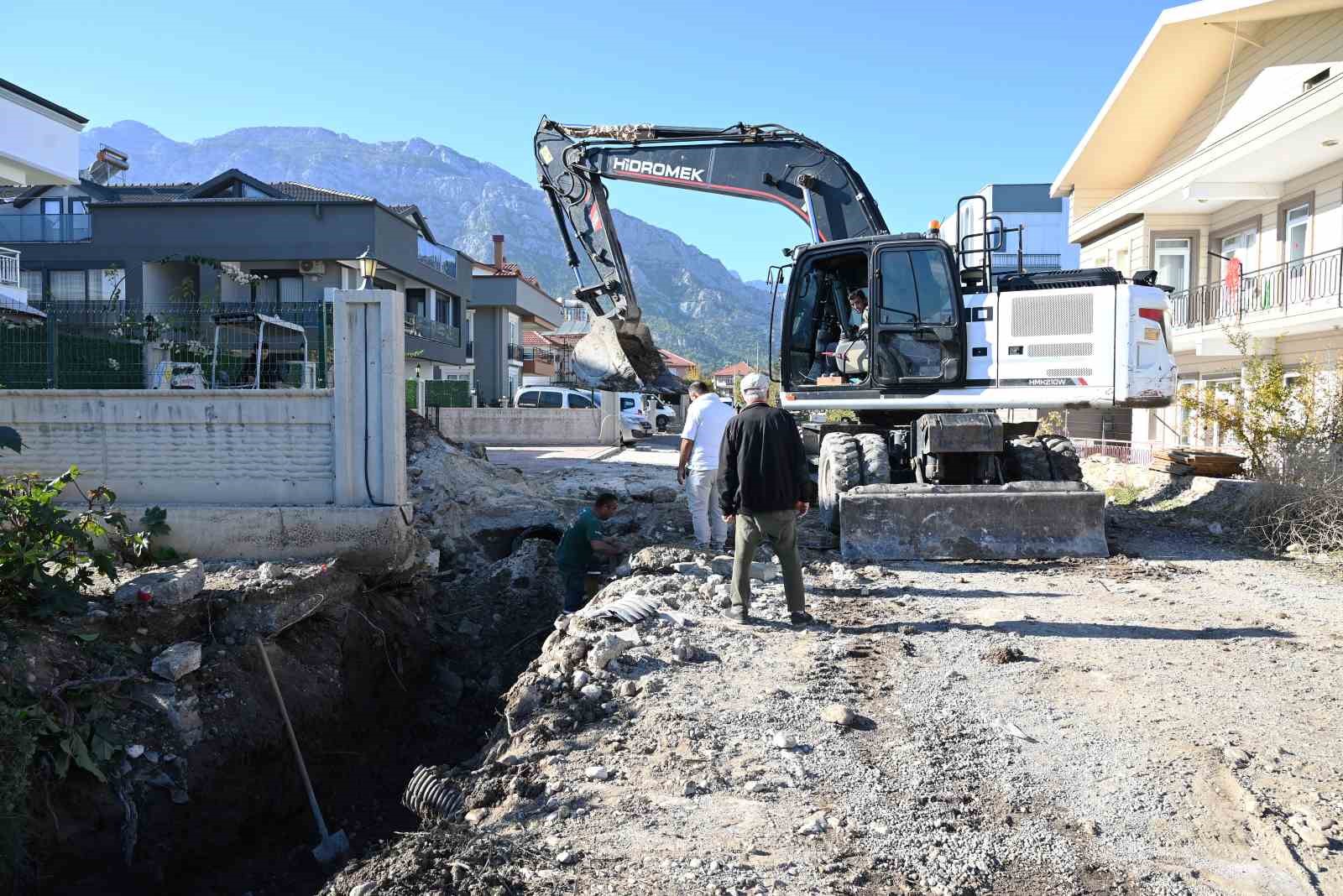 KEMER BELEDİYESİ FEN İŞLERİ MÜDÜRLÜĞÜ EKİPLERİ, KUZDERE MAHALLESİ’NDE YAĞMUR SUYU DRENAJ HATTI...