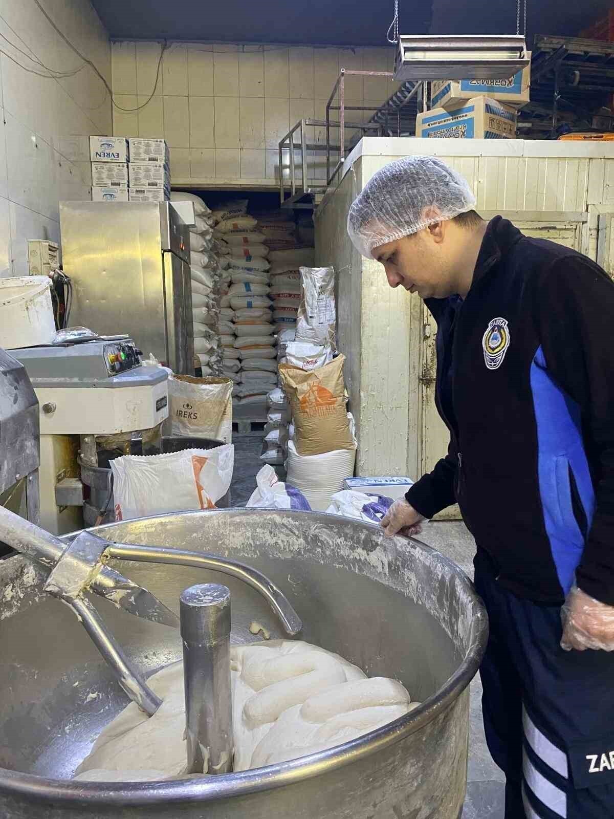 KEMER İLÇESİNDE ZABITA EKİPLERİNCE RESTORAN VE KAFELERDE DENETİM GERÇEKLEŞTİRİLDİ.