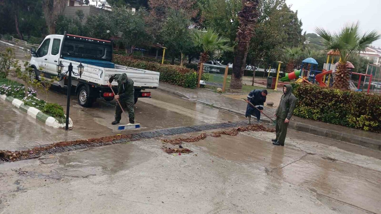 KENT GENELİNDE ETKİLİ OLAN SAĞANAK YAĞIŞA KARŞI TEYAKKUZA GEÇEN AYDIN BÜYÜKŞEHİR BELEDİYESİ VE...