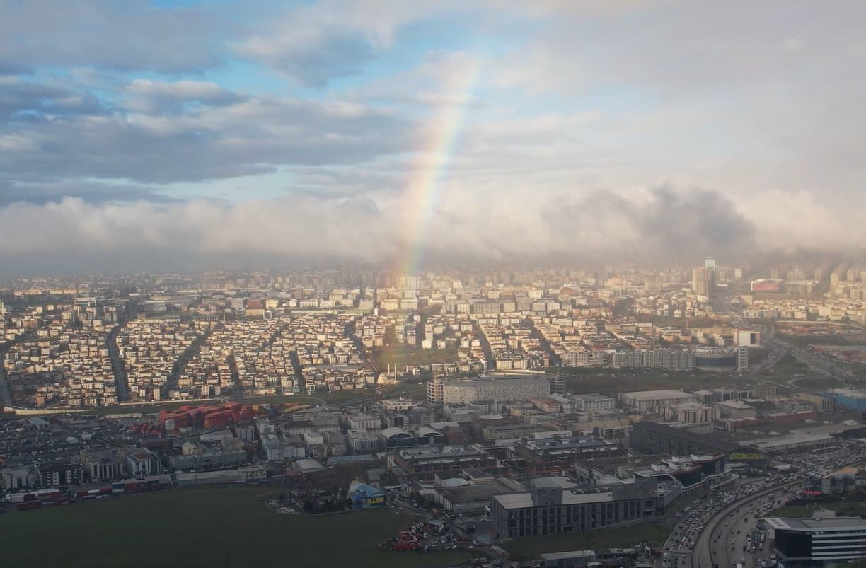 KENT GENELİNDE ETKİLİ OLAN YAĞMUR SONRASI GÖKKUŞAĞI SÜRPRİZİ YAŞANDI. İSTANBUL BEYLİKDÜZÜ VE...