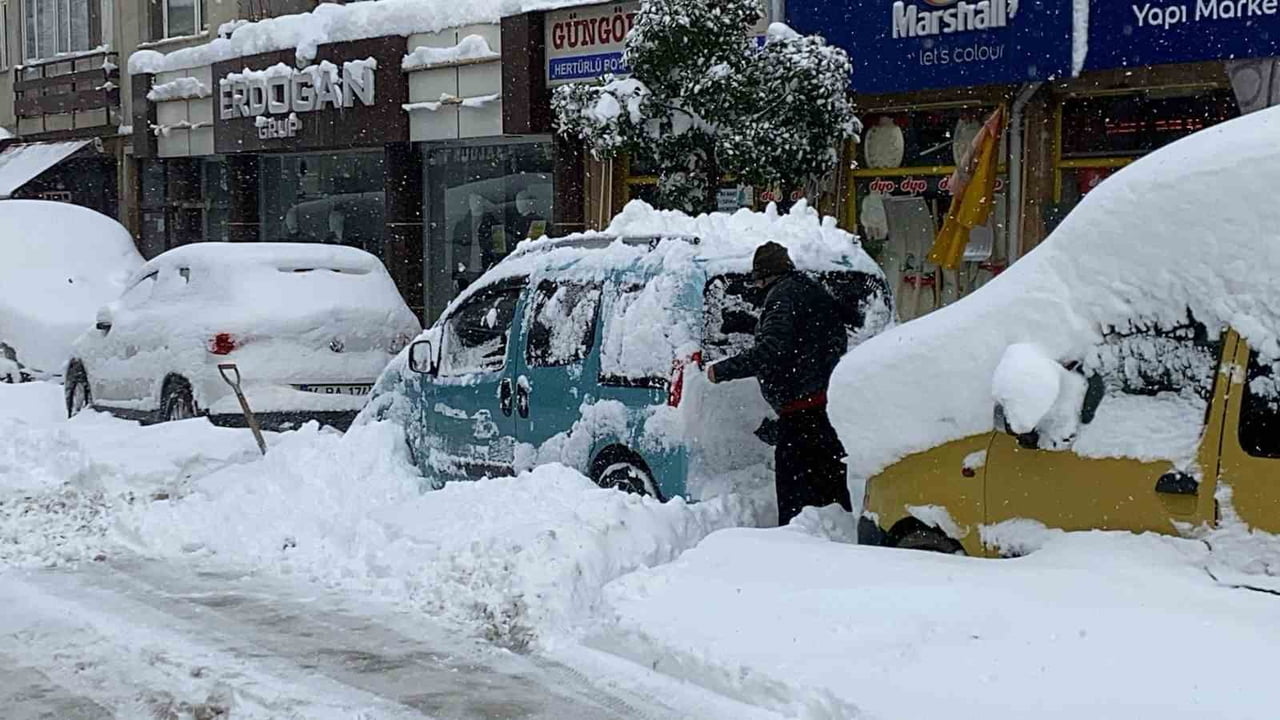 KENTTE 3 GÜNDÜR ETKİSİNİ SÜRDÜREN YOĞUN KAR YAĞIŞI NEDENİYLE HAYAT DURMA NOKTASINA...
