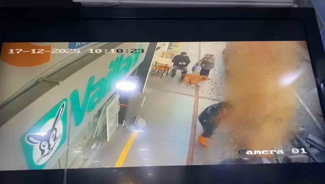 KEPÇENİN DEĞMESİYLE BORU PATLAYARAK ETRAFA TAZYİKLİ SU YAYMAYA BAŞLADI. BU ESNADA ORADA BULUNAN...