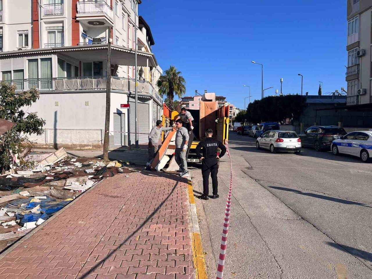 KEPEZ BELEDİYESİ, İLÇEDEKİ BİR MÜSTAKİL EVİN ÇEVRESİNDE BİRİKEN ATIK VE HURDA MALZEMELERE YÖNELİK...