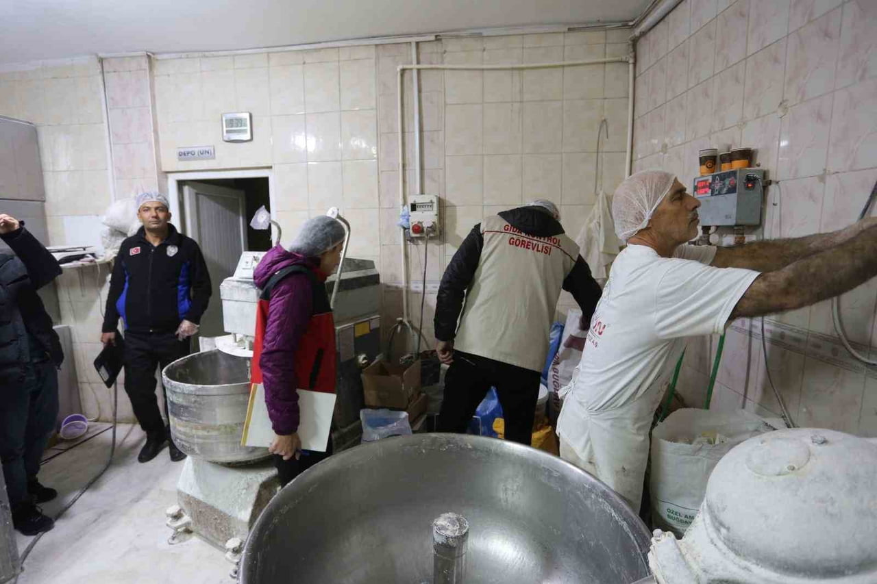 KEPEZ BELEDİYESİ ZABITA MÜDÜRLÜĞÜ EKİPLERİ, VATANDAŞLARIN YENİ YILA SAĞLIKLI VE GÜVENLİ GIDAYLA...