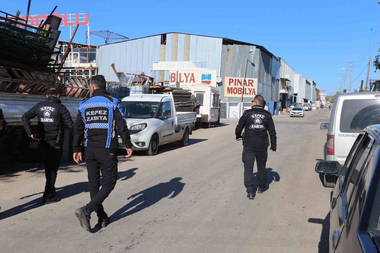 KEPEZ BELEDİYESİ ZABITA MÜDÜRLÜĞÜ EKİPLERİ, ZEYTİNLİK MAHALLESİ'NDEKİ HURDACILAR SİTESİ'NDE...