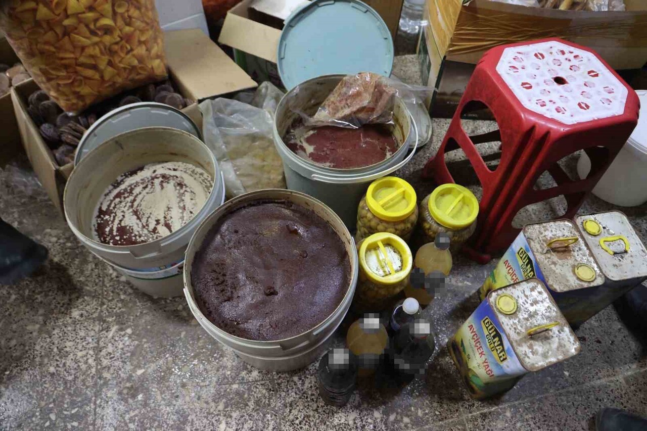 KİLİS'TE ZABITA EKİPLERİNİN BİR GIDA İŞLETMESİNE YÖNELİK RUTİN DENETİMLERİNDE ÜRETİM ALANINDA...