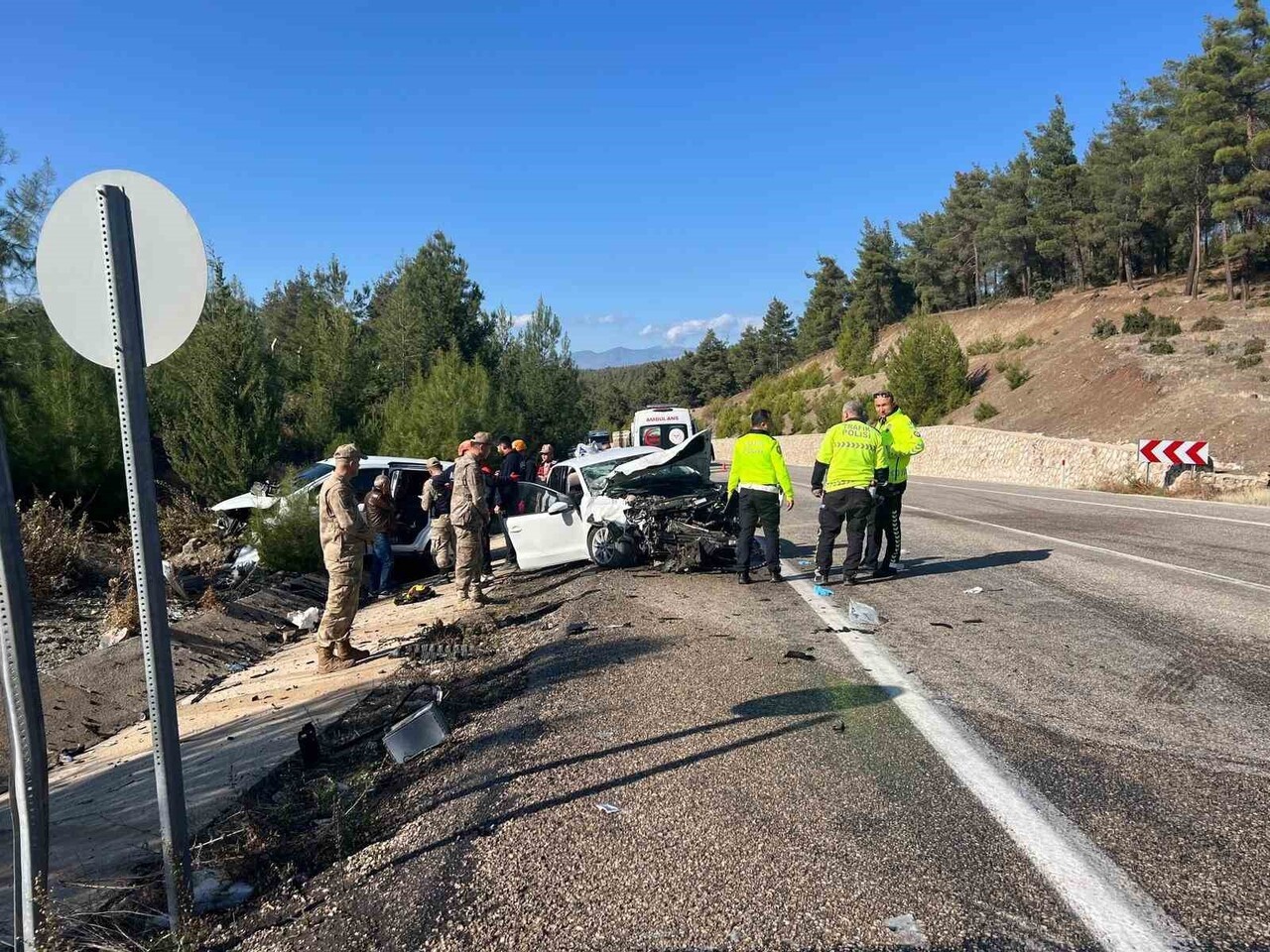 KİLİS-HATAY KARAYOLU'NDA HAFİF TİCARİ ARAÇ İLE OTOMOBİLİN ÇARPIŞMASI SONUCU MEYDANA GELEN KAZADA...