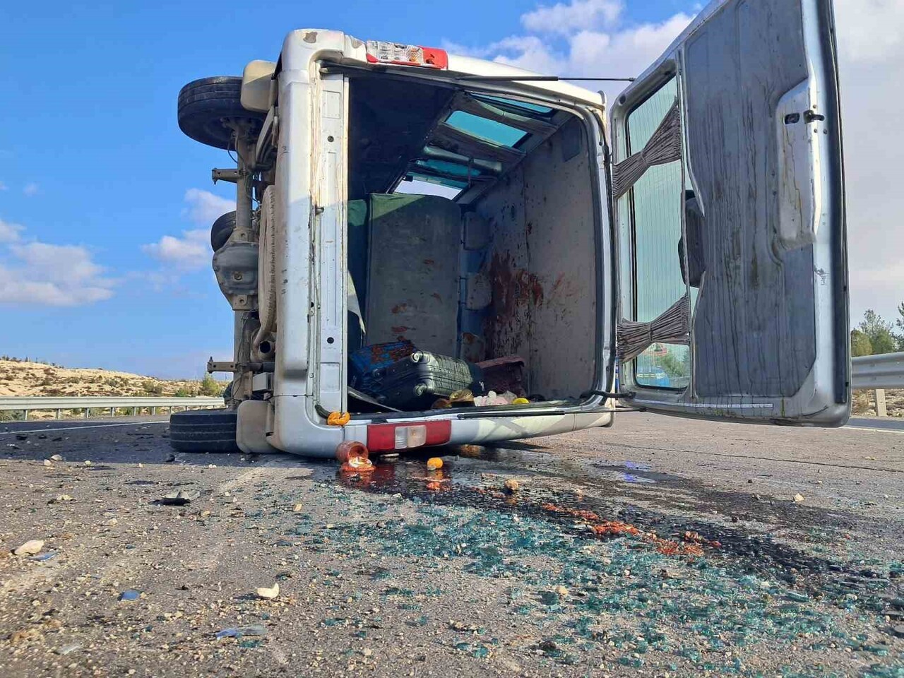 KİLİS-HATAY KARAYOLUNDA PANELVANLA JEEP ÇARPIŞTI: 3 KİŞİ YARALANDI