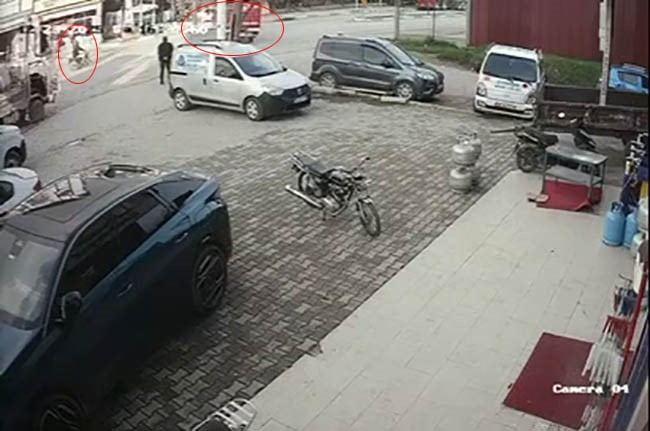 KİRAZ İLÇESİNDE, U DÖNÜŞÜ YAPMAK İSTEYEN KAMYONET İLE MOTOSİKLETİN ÇARPIŞTIĞI KAZADA 17 YAŞINDAKİ...